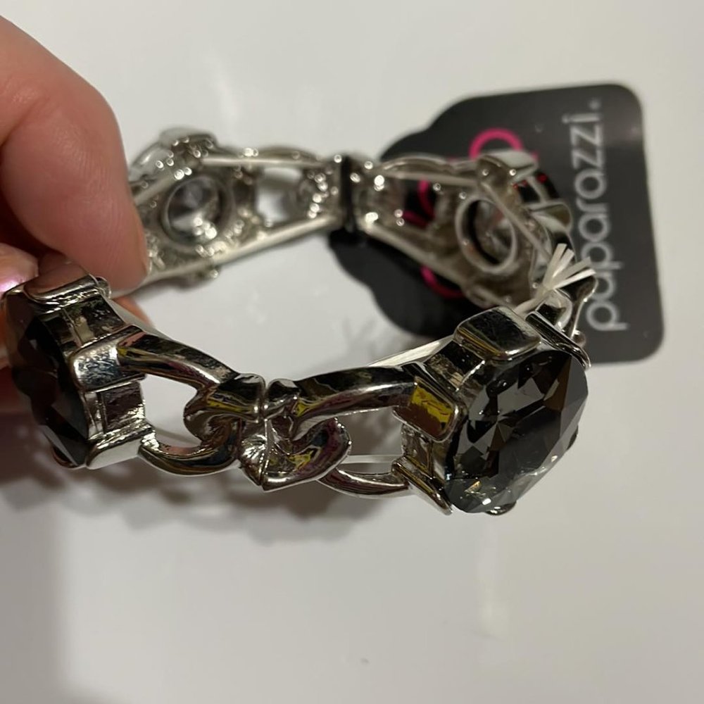 Pretty Paparazzi Stretch Bracelet with Dazzle! New - Picture 2 of 2